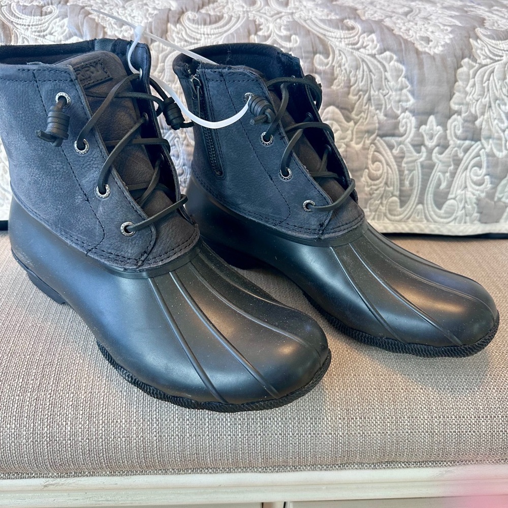 Women’s Sperry salt water snow boot - Picture 1 of 8